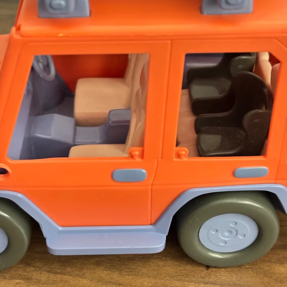 BLUEY HEELER 4WD FAMILY VEHICLE Orange Jeep Toy Car Van Blue Surfboard OPENS!